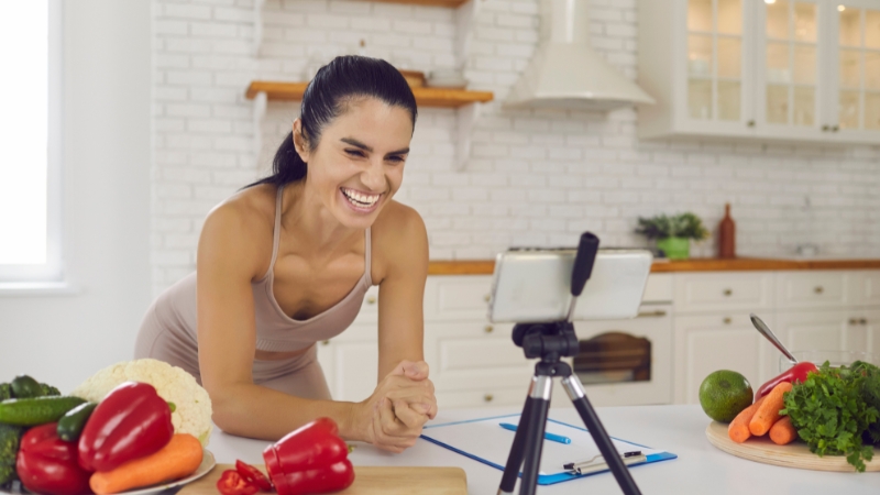 A social media creator records diet advice in a kitchen, a common source of viral diet claims online